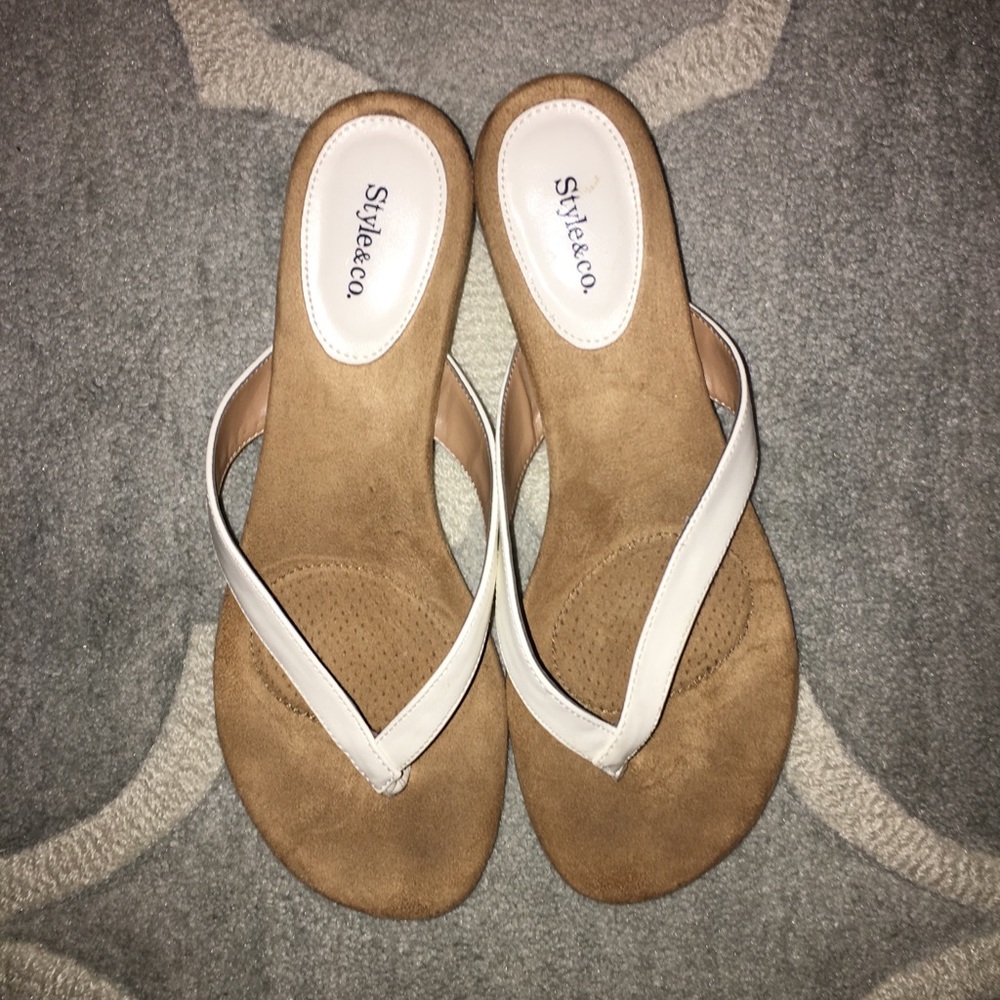 MACY’S CUTE WHITE SANDALS YOU ARE GOING TO LOVE - Picture 3 of 4